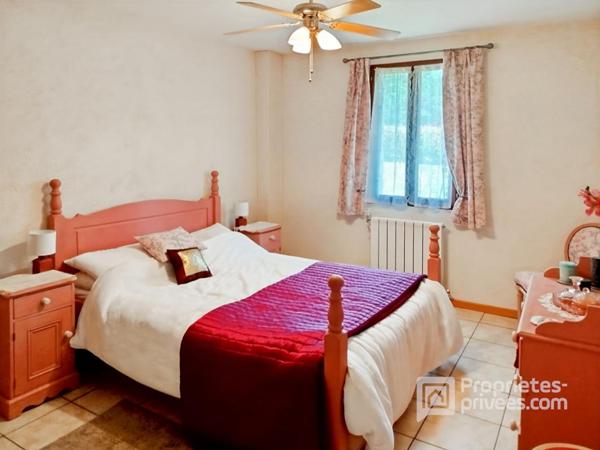 Maison familiale avec jardin paysager et dépendance à Saint Vincent de Connezac