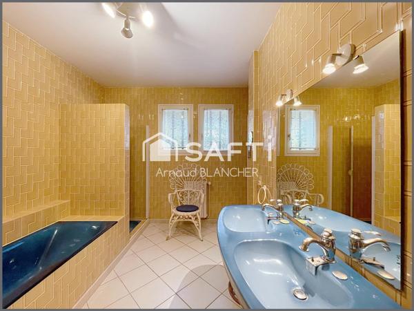 Maison d'architecte, grand séjour, 6 chambres + bureau, 2 sdb, garage, piscine chauffée et pool house.