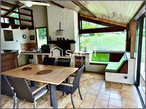 Maison d'architecte, grand séjour, 6 chambres + bureau, 2 sdb, garage, piscine chauffée et pool house.