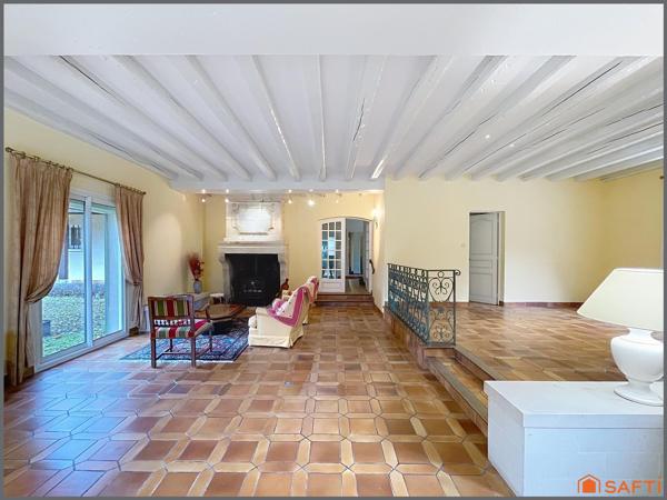 Maison d'architecte, grand séjour, 6 chambres + bureau, 2 sdb, garage, piscine chauffée et pool house.