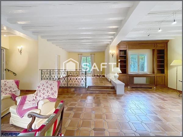 Maison d'architecte, grand séjour, 6 chambres + bureau, 2 sdb, garage, piscine chauffée et pool house.