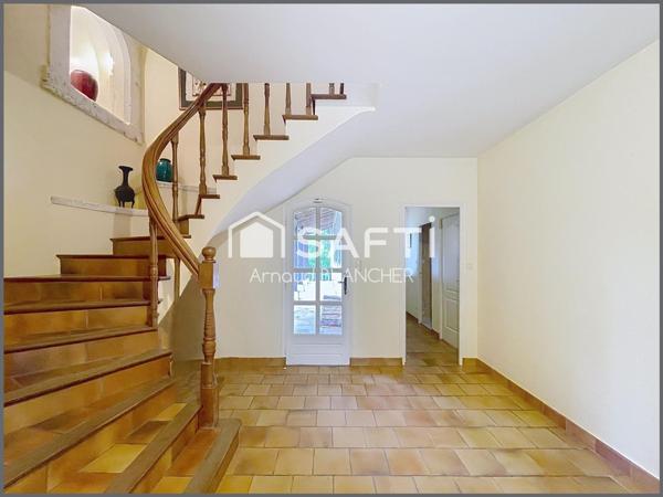 Maison d'architecte, grand séjour, 6 chambres + bureau, 2 sdb, garage, piscine chauffée et pool house.