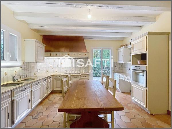 Maison d'architecte, grand séjour, 6 chambres + bureau, 2 sdb, garage, piscine chauffée et pool house.