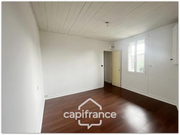 Maison 5 pièces, 3 chambres, terrain de 540 m² et dépendance.