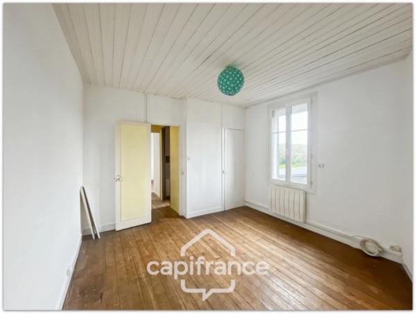 Maison 5 pièces, 3 chambres, terrain de 540 m² et dépendance.