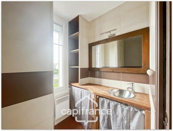 Maison 5 pièces, 3 chambres, terrain de 540 m² et dépendance.