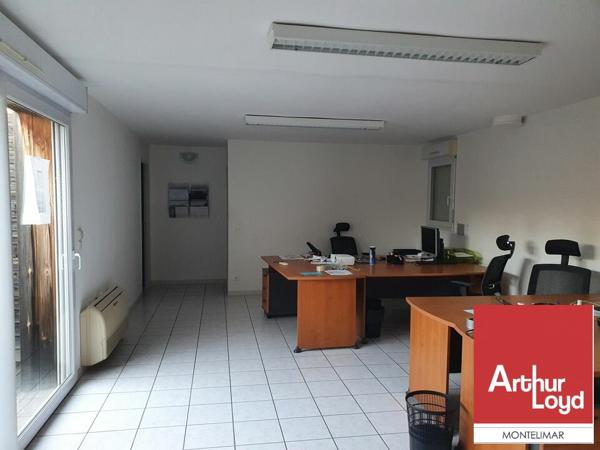 PIERRELATTE - PROCHE DE LA CENTRALE NUCLÉAIRE DU TRICASTIN - A LOUER BUREAUX AU 1ER ÉTAGE AVEC PARKING