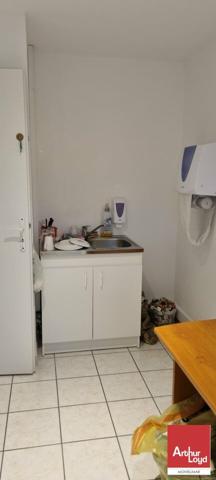 PIERRELATTE - PROCHE DE LA CENTRALE NUCLÉAIRE DU TRICASTIN - A LOUER BUREAUX AU 1ER ÉTAGE AVEC PARKING