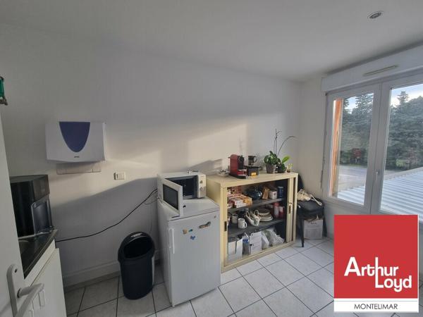 PIERRELATTE - PROCHE DE LA CENTRALE NUCLÉAIRE DU TRICASTIN - A LOUER BUREAUX AU 1ER ÉTAGE AVEC PARKING
