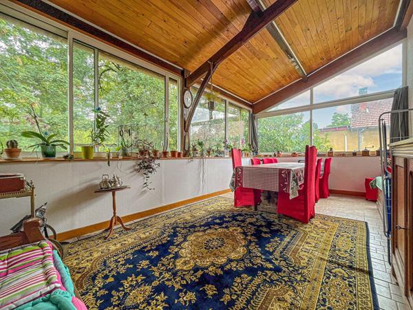 Maison de maître grand Jardin et puits, proche commerces.