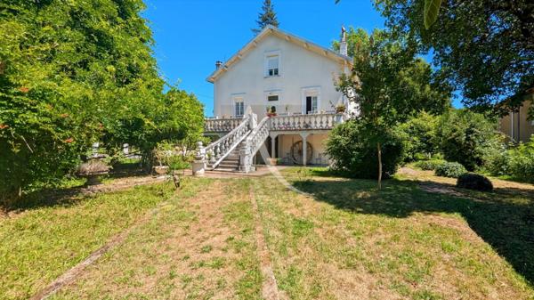 Maison de maître grand Jardin et puits, proche commerces.