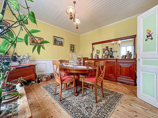 Maison de maître grand Jardin et puits, proche commerces.