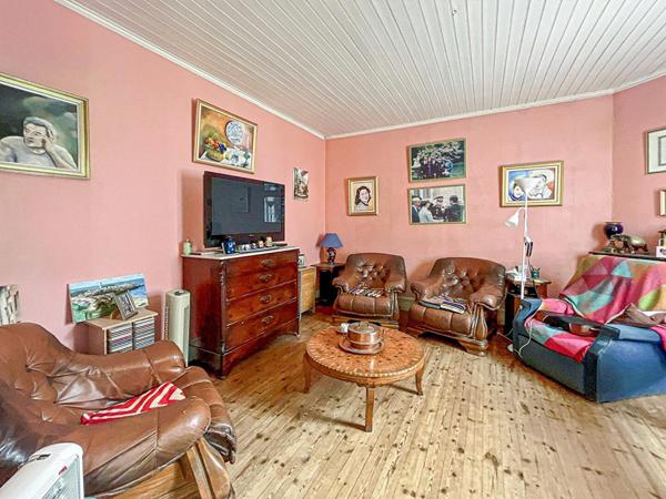 Maison de maître grand Jardin et puits, proche commerces.