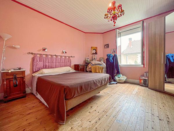 Maison de maître grand Jardin et puits, proche commerces.