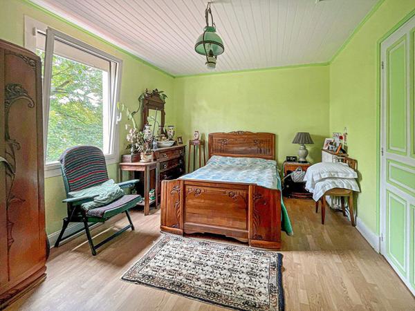 Maison de maître grand Jardin et puits, proche commerces.