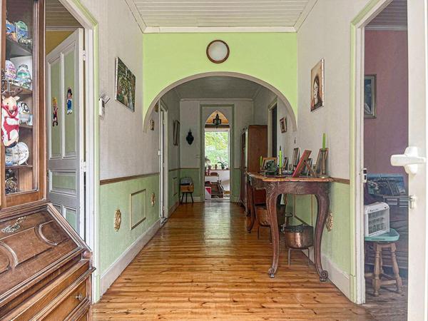 Maison de maître grand Jardin et puits, proche commerces.