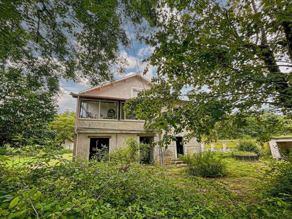 Maison de maître grand Jardin et puits, proche commerces.