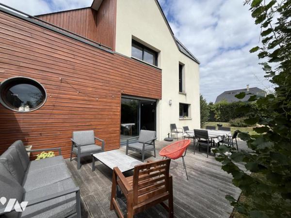 Maison de 2007 de type 7/8 avec jardin intimiste