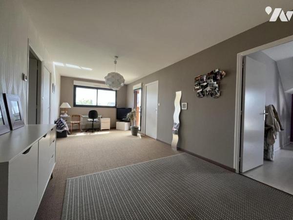 Maison de 2007 de type 7/8 avec jardin intimiste