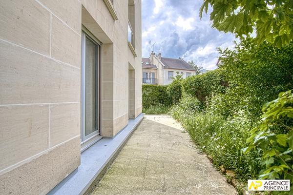 Versailles Rive-Droite Appartement 5 Pièces 113 m² avec terrasse arborée et 1 box 690 000 € **  - Référence  28100