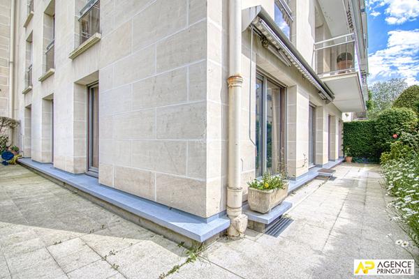 Versailles Rive-Droite Appartement 5 Pièces 113 m² avec terrasse arborée et 1 box 690 000 € **  - Référence  28100