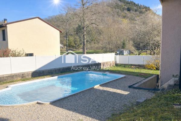 Laissez-vous, séduire par cette maison, pleine de charme ou confort, luminosité et extérieur d’exception, se rencontre pour offrir un cadre de vie idéal