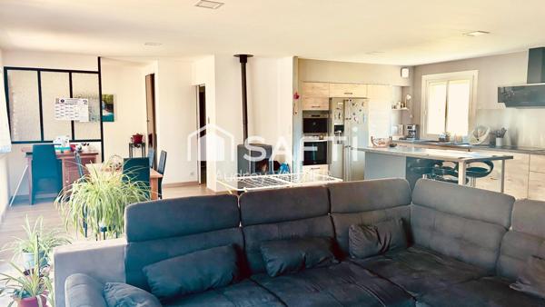 Laissez-vous, séduire par cette maison, pleine de charme ou confort, luminosité et extérieur d’exception, se rencontre pour offrir un cadre de vie idéal