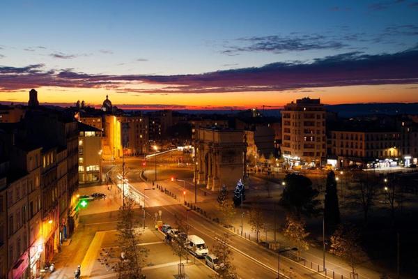 Marseille (13001) Au pied de la Porte d'Aix et du Vieux Port