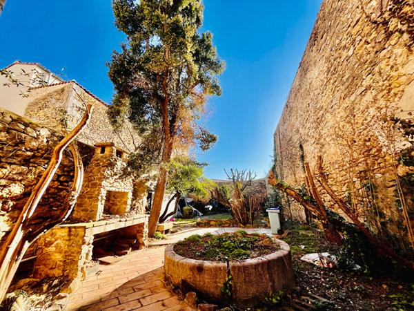 Maison de village de caractère de 220 m² avec jardin