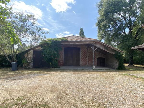 Propriété en pierre avec 2 hectares de parc au bord du Lot avec grange et piscine. Penne-d'Agenais (47140)