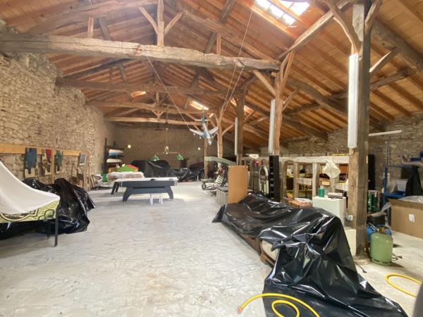 Propriété en pierre avec 2 hectares de parc au bord du Lot avec grange et piscine. Penne-d'Agenais (47140)