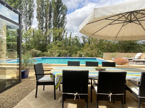 Propriété en pierre avec 2 hectares de parc au bord du Lot avec grange et piscine. Penne-d'Agenais (47140)