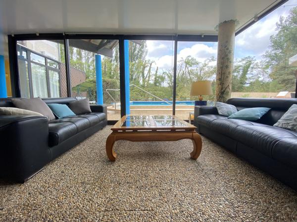 Propriété en pierre avec 2 hectares de parc au bord du Lot avec grange et piscine. Penne-d'Agenais (47140)