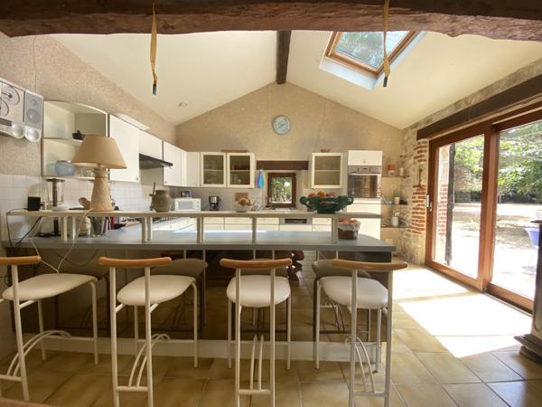 Propriété en pierre avec 2 hectares de parc au bord du Lot avec grange et piscine. Penne-d'Agenais (47140)