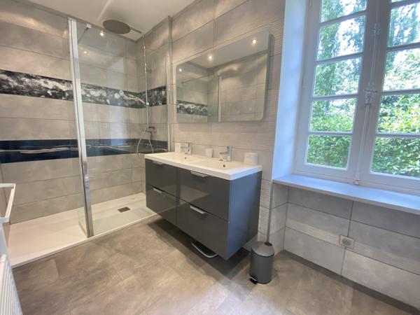 Propriété en pierre avec 2 hectares de parc au bord du Lot avec grange et piscine. Penne-d'Agenais (47140)