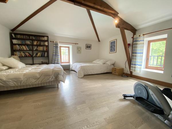 Propriété en pierre avec 2 hectares de parc au bord du Lot avec grange et piscine. Penne-d'Agenais (47140)