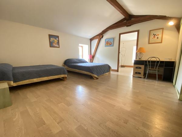 Propriété en pierre avec 2 hectares de parc au bord du Lot avec grange et piscine. Penne-d'Agenais (47140)