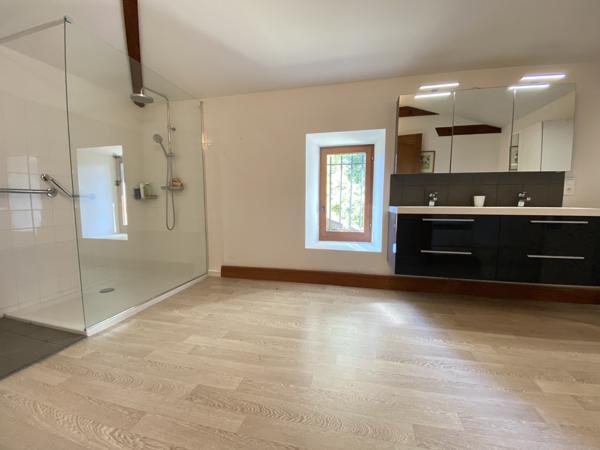 Propriété en pierre avec 2 hectares de parc au bord du Lot avec grange et piscine. Penne-d'Agenais (47140)