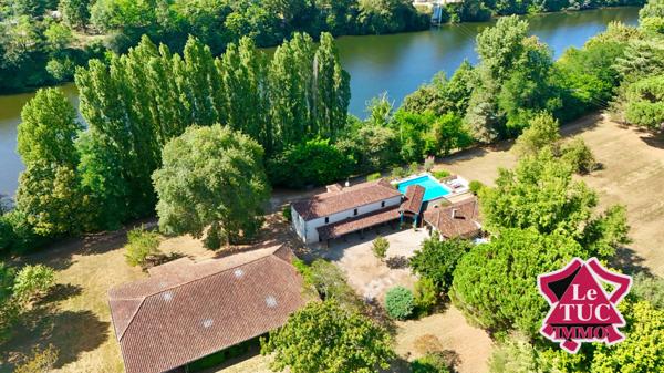 Propriété en pierre avec 2 hectares de parc au bord du Lot avec grange et piscine. Penne-d'Agenais (47140)