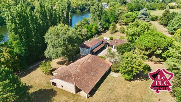 Propriété en pierre avec 2 hectares de parc au bord du Lot avec grange et piscine. Penne-d'Agenais (47140)