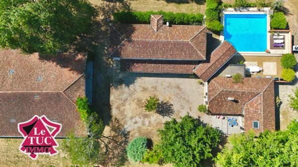 Propriété en pierre avec 2 hectares de parc au bord du Lot avec grange et piscine. Penne-d'Agenais (47140)