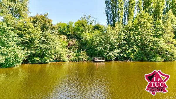 Propriété en pierre avec 2 hectares de parc au bord du Lot avec grange et piscine. Penne-d'Agenais (47140)