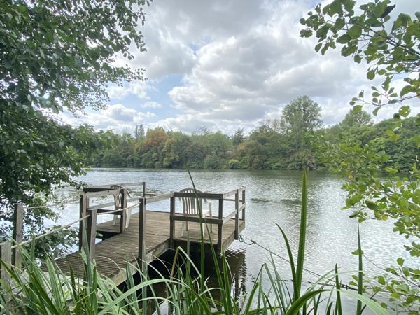Propriété en pierre avec 2 hectares de parc au bord du Lot avec grange et piscine. Penne-d'Agenais (47140)