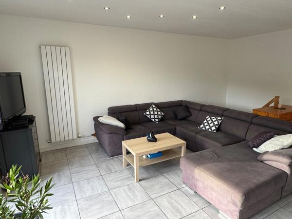 MAISON RÉNOVÉE, 2/3 CHAMBRES, GRANDE PIÈCE DE VIE, TERRASSE ET GARAGE