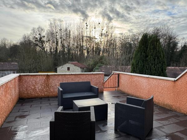 MAISON RÉNOVÉE, 2/3 CHAMBRES, GRANDE PIÈCE DE VIE, TERRASSE ET GARAGE