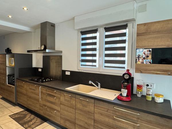 MAISON RÉNOVÉE, 2/3 CHAMBRES, GRANDE PIÈCE DE VIE, TERRASSE ET GARAGE