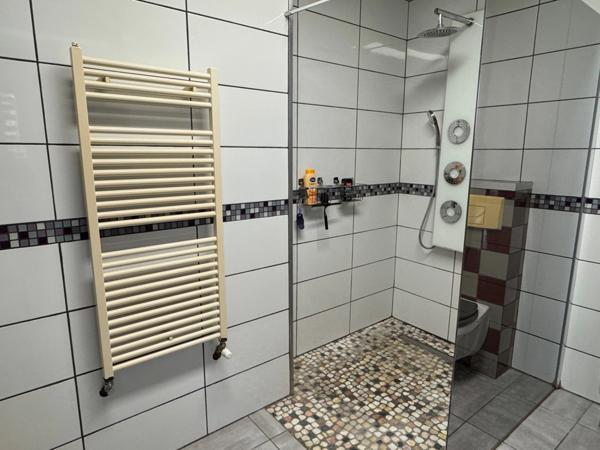 MAISON RÉNOVÉE, 2/3 CHAMBRES, GRANDE PIÈCE DE VIE, TERRASSE ET GARAGE