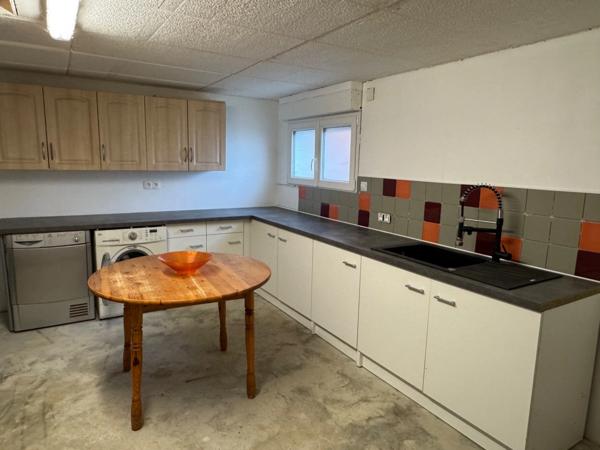 MAISON RÉNOVÉE, 2/3 CHAMBRES, GRANDE PIÈCE DE VIE, TERRASSE ET GARAGE