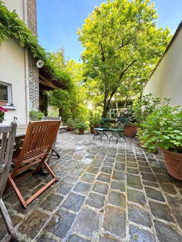 DEMEURE DE CARACTÈRE  hyper centre avec jardin et garage