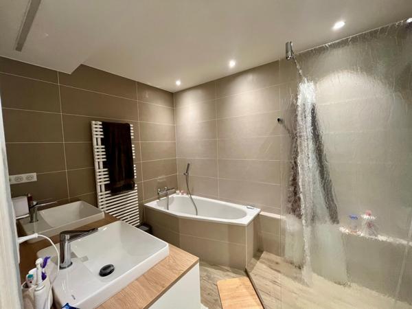 Magnifique F5 rénové par architecte avec garage en sous sol